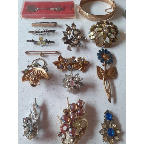 80 - Vintage costume jewellery comprising brooches, necklaces to include gold tone chains and simulated p... 