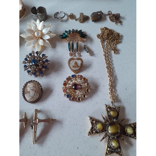 80 - Vintage costume jewellery comprising brooches, necklaces to include gold tone chains and simulated p... 