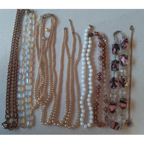 80 - Vintage costume jewellery comprising brooches, necklaces to include gold tone chains and simulated p... 