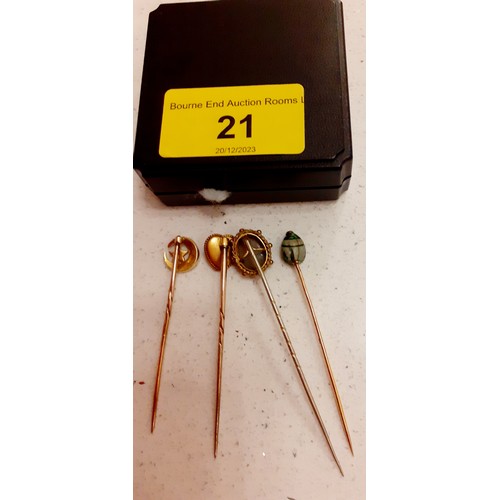 92 - A group of 4 stick pins to include a yellow metal William Essex style fox head on white metal pin, a... 