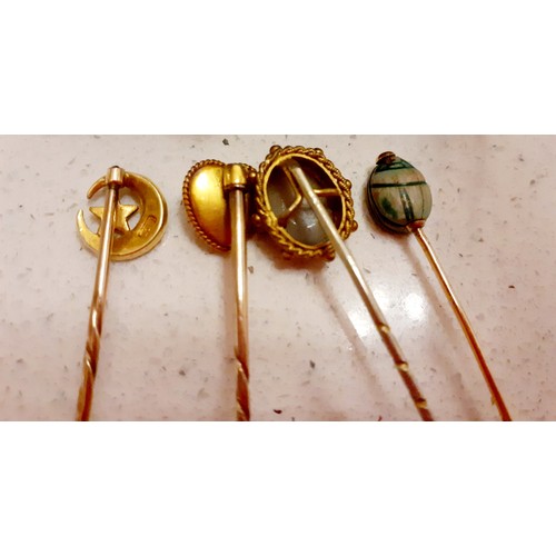 92 - A group of 4 stick pins to include a yellow metal William Essex style fox head on white metal pin, a... 