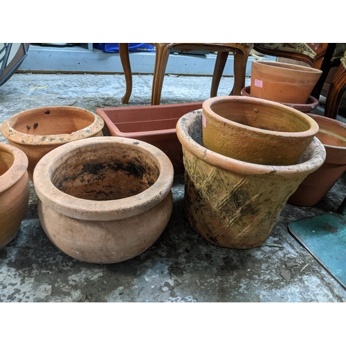 127 - A group of terracotta garden pots and a planter Location: G
If there is no condition report shown, p... 