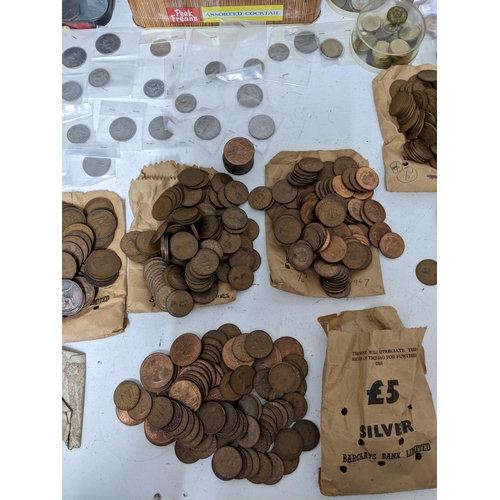 154 - A quantity of mainly British 20th century coinage to include Elizabeth II sixpences, various pennies... 