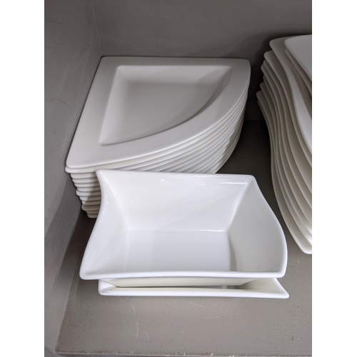 259 - A Villeroy & Boch dinner service, all white in a minimalistic design
Location: R:2.4/R:2.5
If there ... 