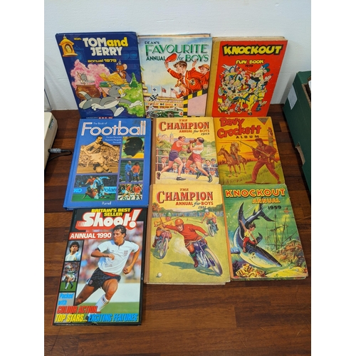 262 - Various books and annuals , to include FA Soccer book for boys 1980, Blakes 7 annual 1979, Davy Croc... 