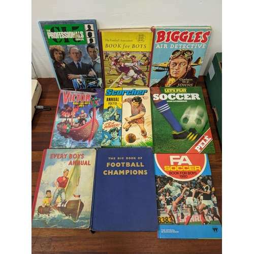 262 - Various books and annuals , to include FA Soccer book for boys 1980, Blakes 7 annual 1979, Davy Croc... 