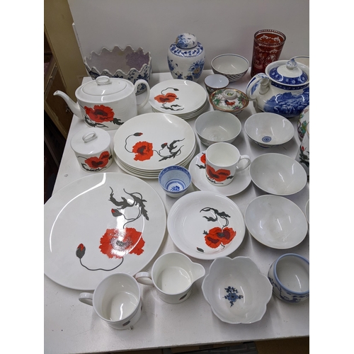 30 - A mixed lot of ceramics to include a Wedgwood Susie Cooper design 'Corn Poppy' part tea set, a Ville... 