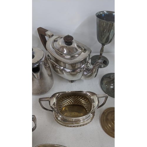 373 - Mixed metalware to include silver plated items, two teapots, sugar bowls, cream jug and others along... 