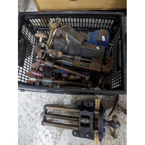 463 - A quantity of tools to include a Ferm FTB-13 pillar drill, Record No.2 vice, G-clamps, Stanley No.45... 