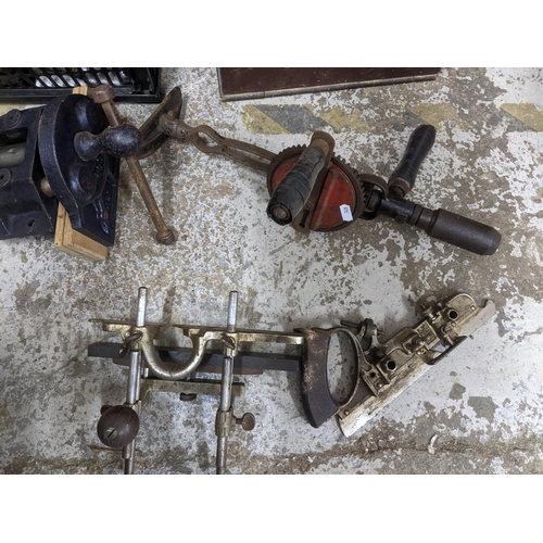 463 - A quantity of tools to include a Ferm FTB-13 pillar drill, Record No.2 vice, G-clamps, Stanley No.45... 