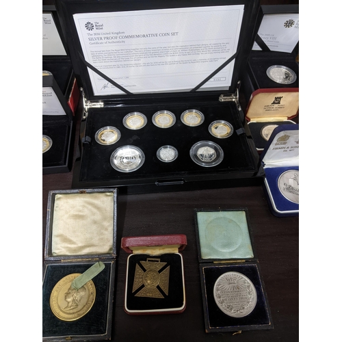 480 - A collection of commemorative silver proof coins and others to include a 2016 UK silver proof commem... 