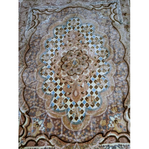 88 - A contemporary rug with central flower head medallion, multiguard borders, tasselled ends 140x 160.5... 