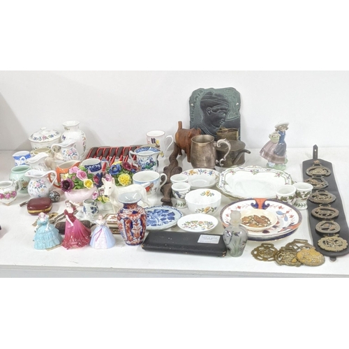 432 - A mixed lot to include a Meiji Imari Japanese vase, a Lladro figure '5221 Sweet Scent', three Coalpo... 