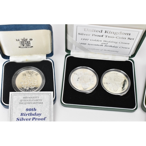 47 - United Kingdom - Elizabeth II (1952-2022), A collection of 5 boxed Silver Crowns, comprising of two ... 