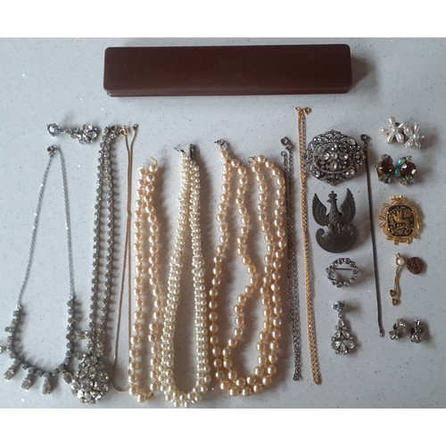 174 - A quantity of vintage costume jewellery to include simulated pearl necklaces A/F, a Polish army cap ... 