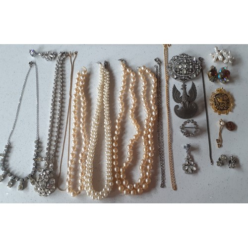 174 - A quantity of vintage costume jewellery to include simulated pearl necklaces A/F, a Polish army cap ... 