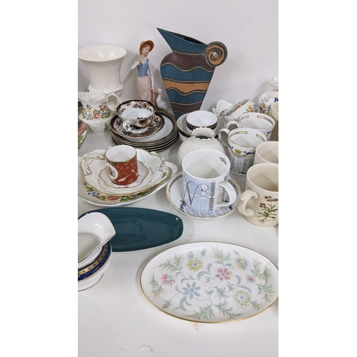 339 - A mixed lot to include a Limoges Haviland sugar pot, early 20th century Doulton miniature tea set an... 