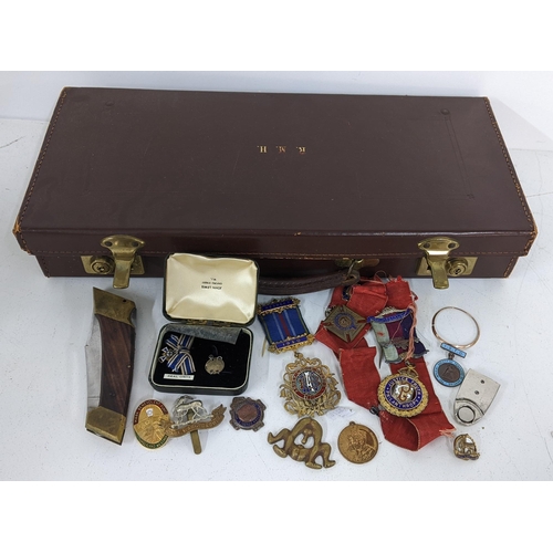 340 - A mixed lot to include Masonic medals including some silver examples, cap badge, and other items Loc... 