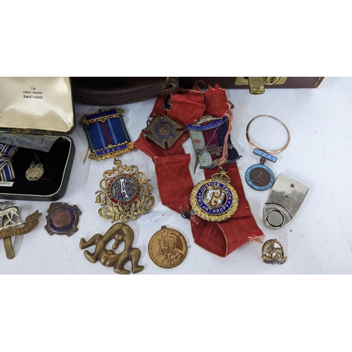 340 - A mixed lot to include Masonic medals including some silver examples, cap badge, and other items Loc... 