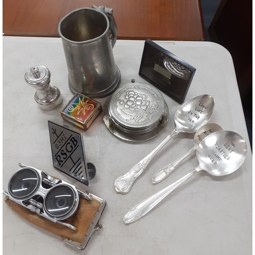 500 - Collectables to include a pewter tankard, a silver coloured 'Peter Piper' salt mill, silver coloured... 