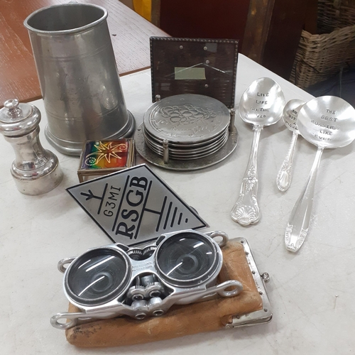 500 - Collectables to include a pewter tankard, a silver coloured 'Peter Piper' salt mill, silver coloured... 