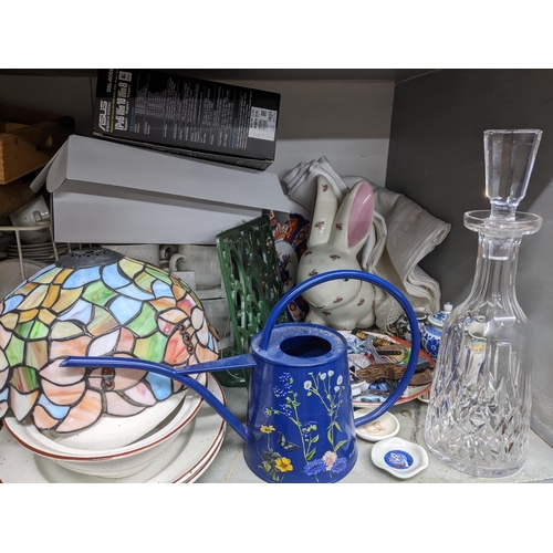 515 - A mixed lot to include a Sampson Bridgewood Longdale tableware part service, glass handkerchief vase... 