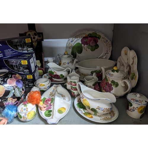 519 - A mixed lot to include a Simpson Potteries Belle Fiore part dinner service, mixed Christmas outside ... 