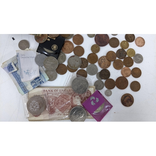 523 - Mixed coins to include half Crowns, pennies and others, together with banknotes Location:CAB
If ther... 