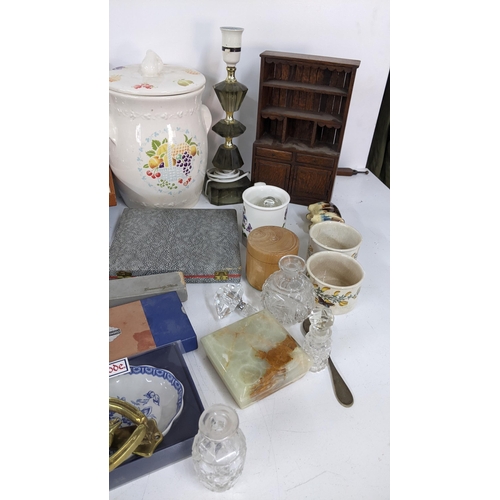 533 - A mixed lot to include Caithness and Selkirk paperweights, cased cutlery, Wedgwood and other items
L... 