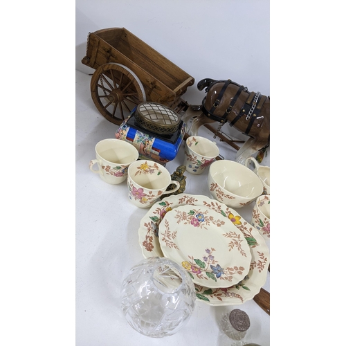 533 - A mixed lot to include Caithness and Selkirk paperweights, cased cutlery, Wedgwood and other items
L... 