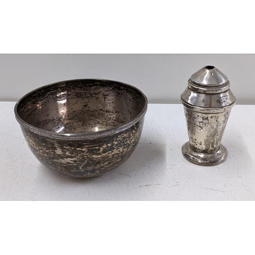 537 - Silver items to include a salt/pepper pot, a Walker & Hall small bowl and various items of silver pl... 