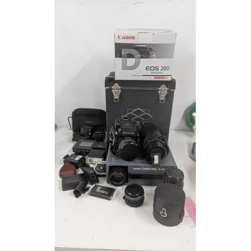 575 - A collection of cameras and camera equipment to include a Mamiya 645 10005, together with various Ma... 