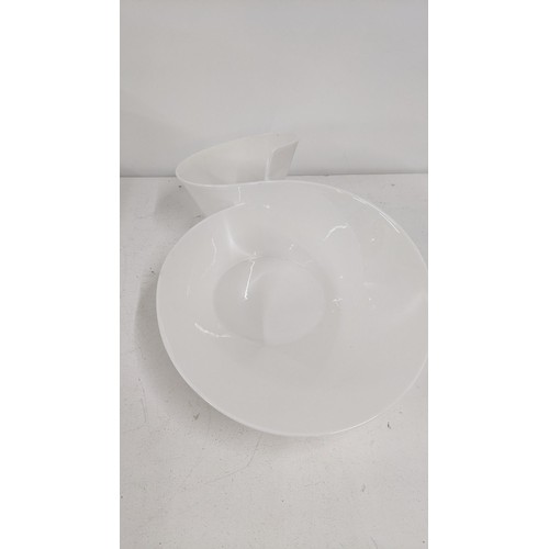 259 - A Villeroy & Boch dinner service, all white in a minimalistic design
Location: R:2.4/R:2.5
If there ... 