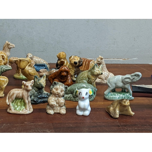 252 - A mixed lot to include Wade figures with a collectors catalogue and price guide, also including thre... 