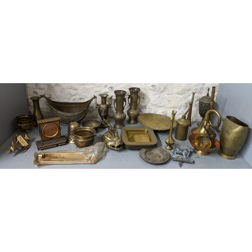 286 - A mixed lot to include a coffee grinder, desk stand, biscuit barrel, shoe stays and other items
Loca... 