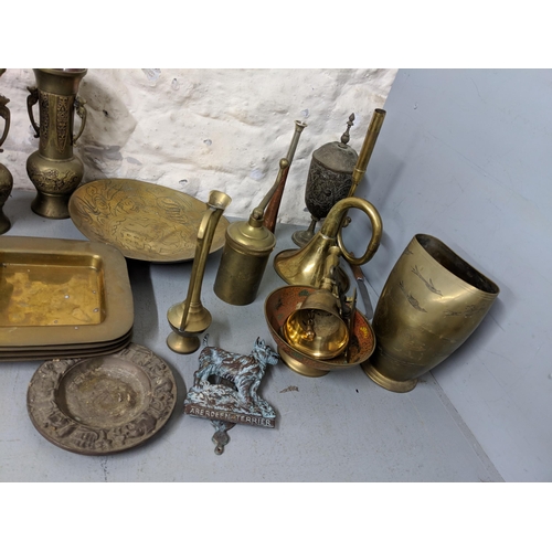 286 - A mixed lot to include a coffee grinder, desk stand, biscuit barrel, shoe stays and other items
Loca... 