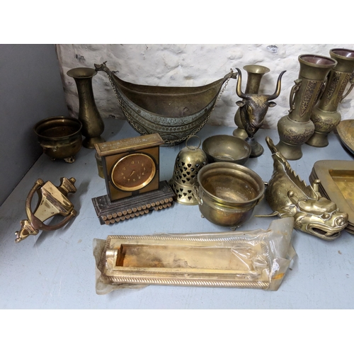 286 - A mixed lot to include a coffee grinder, desk stand, biscuit barrel, shoe stays and other items
Loca... 