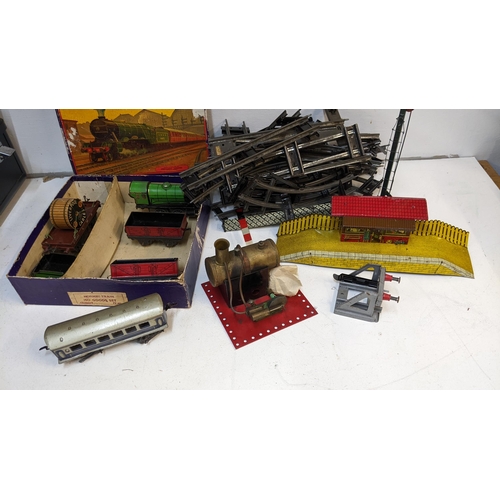 288 - Hornby Mo Good clock work gauge train and carriages and a Mamod steam engine
Location:G
If there is ... 