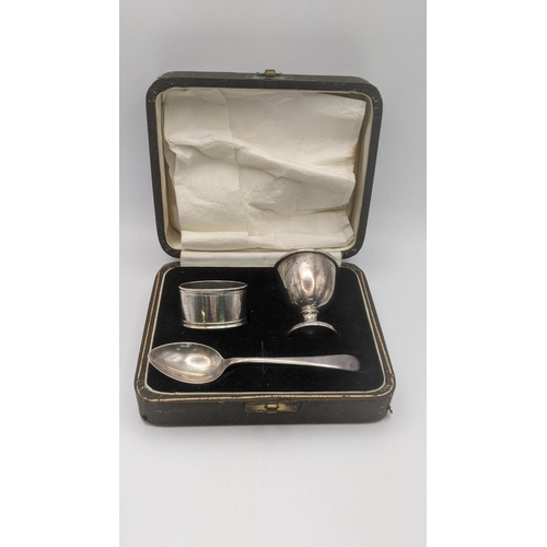 121 - A Viners Ltd, Emile Viner silver three piece christening set in a fitted case, total weight, 85.1g, ... 
