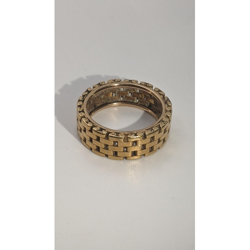 152 - A gold chain link style ring tested as 14ct gold size O, 7.9g Location: RING
If there is no conditio... 