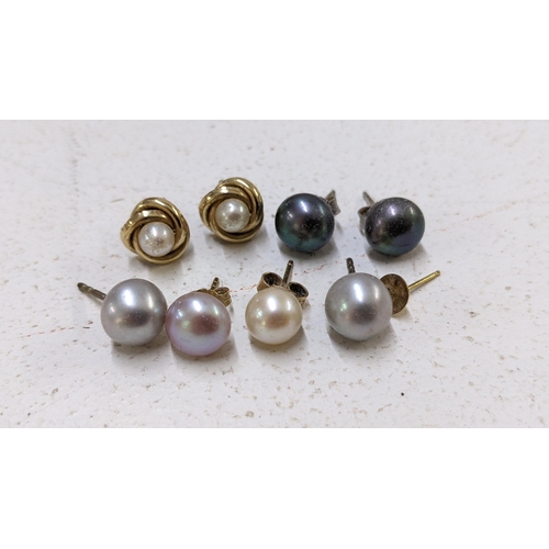 203 - Mixed earrings to include a pair of 18ct gold pearl setting earrings and others 
Location:CAB1
If th... 