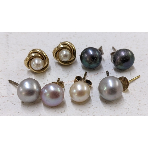 203 - Mixed earrings to include a pair of 18ct gold pearl setting earrings and others 
Location:CAB1
If th... 