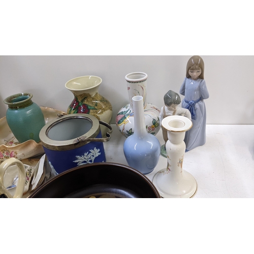 269 - A mixed lot to include Crown Devon Fieldings blush ivory ceramics, Villeroy and Boch dish, Copenhage... 