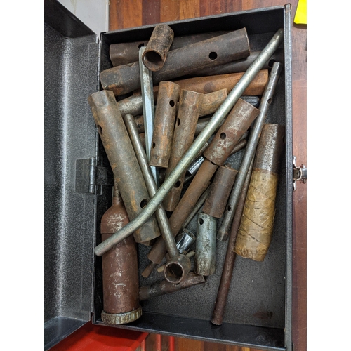 284 - A tool chest with a storage unit containing screws, plugs, pins, caps and other items
Location:RAM
I... 