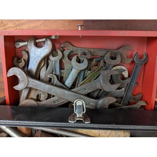 284 - A tool chest with a storage unit containing screws, plugs, pins, caps and other items
Location:RAM
I... 