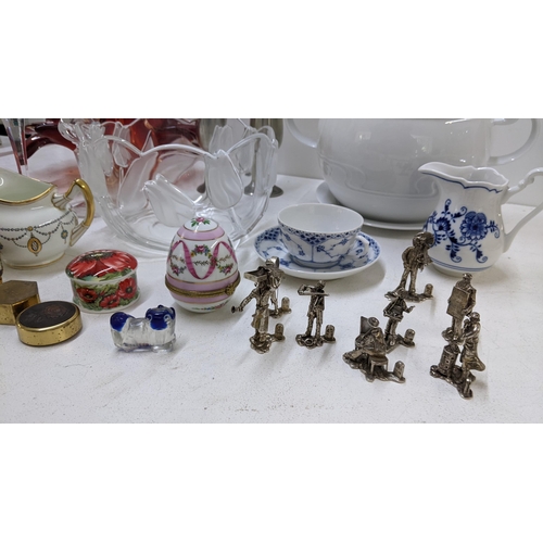 328 - A mixed lot to include a French souvenir jewellery casket, Copenhagen cup and saucer, pewter figures... 