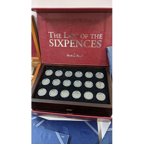 400 - Mixed boxed and loose coins to include two silver proof crowns, Danbury Mint ' The Last of the sixpe... 