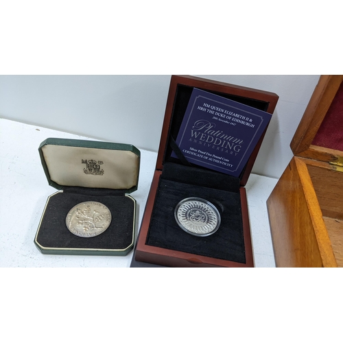 400 - Mixed boxed and loose coins to include two silver proof crowns, Danbury Mint ' The Last of the sixpe... 