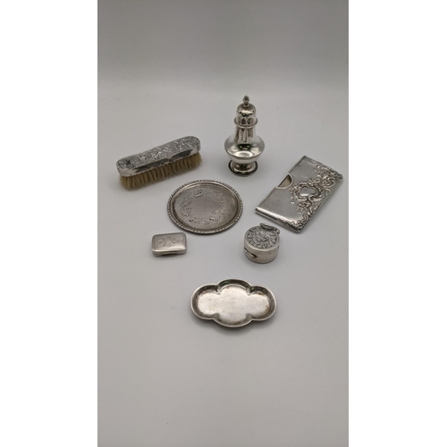 93 - Silver collectables to include a vinaigrette, a silver sovereign case with floral engraved decoratio... 