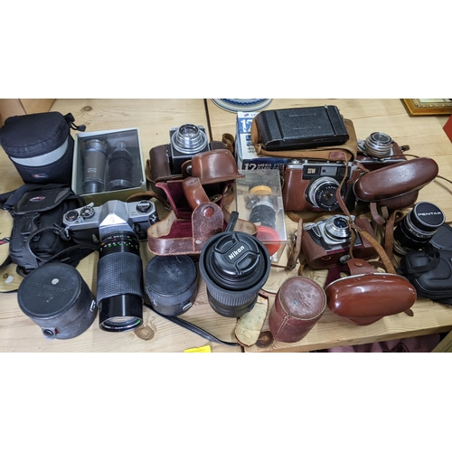 278 - Photographic cameras and lenses to include a Yashica 35W, Asahi Pentax Spotmatic, Beirette Junior II... 